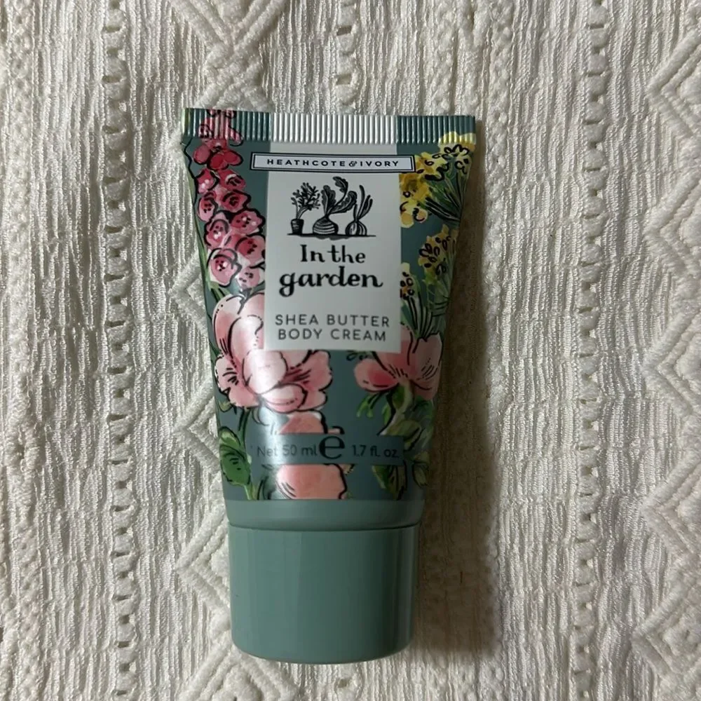 Heathcote & Ivory Sky Blue Floral British Gardens Beauty Cosmetic Travel Bag